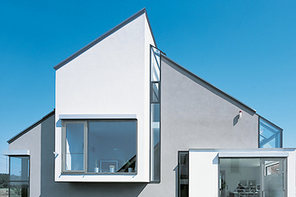 Modernes Haus mit großen Fenstern