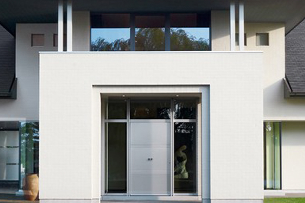 Moderne Haustür und Fassade